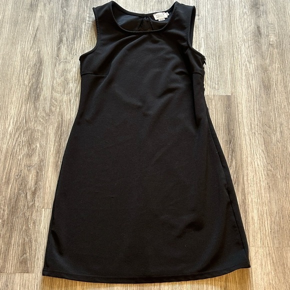 Molly Bracken Elegant Sleeveless Black Dress with Lace and Bow Details - Picture 5 of 13
